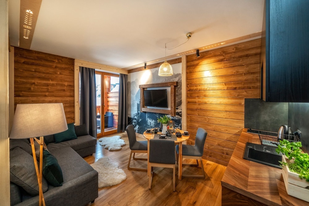 Deluxe Apartment (105 with SPA, Pool access)