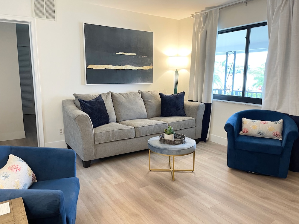 Superior Apartment, 1 King Bed with Sofa bed, Kitchen, Pool View