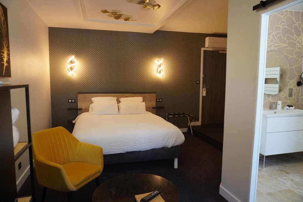 Standard Room, 1 Queen Bed, Lake View