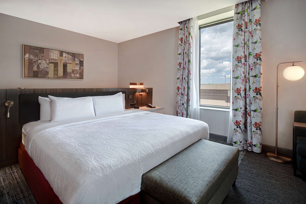 Deluxe Room, 1 King Bed, Accessible (Roll-In Shower) - Photo 1