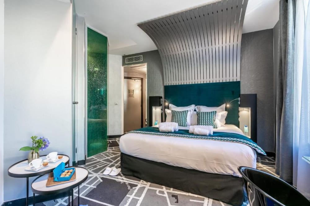Classic Room Balcony - Eiffel View