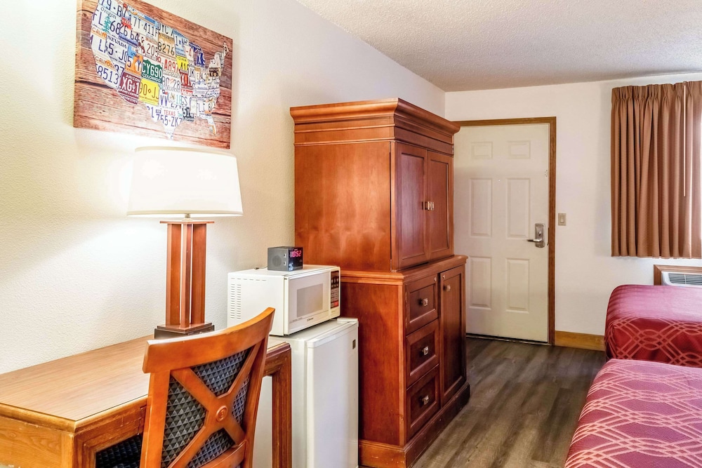 Standard Room, 2 Queen Beds - Photo 2