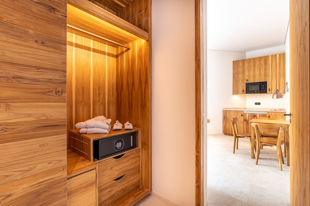 Suite (Home) (3 adults + 1 child) thumbnail 5