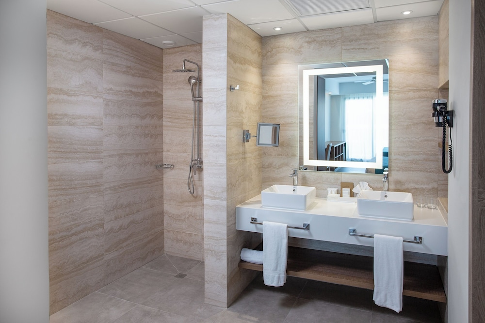 Luxury Suite - Photo 21