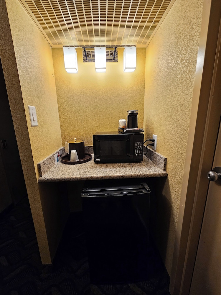 Deluxe Suite, 1 King Bed with Sofa bed, Non Smoking - Photo 6