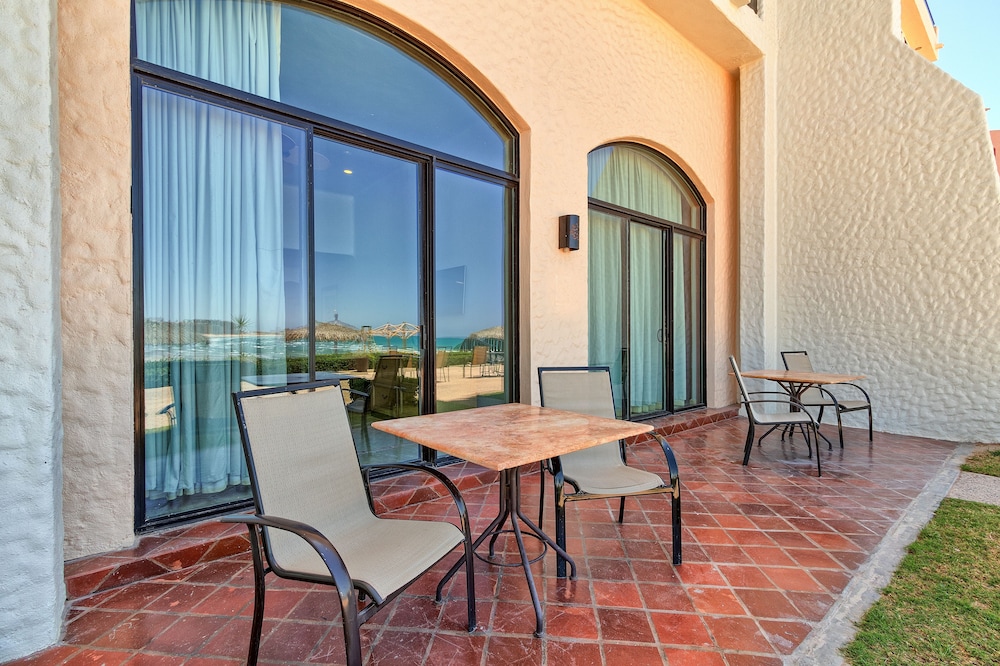 Master Suite Ocean View with Patio King Bed & Sofa Bed - Photo 4