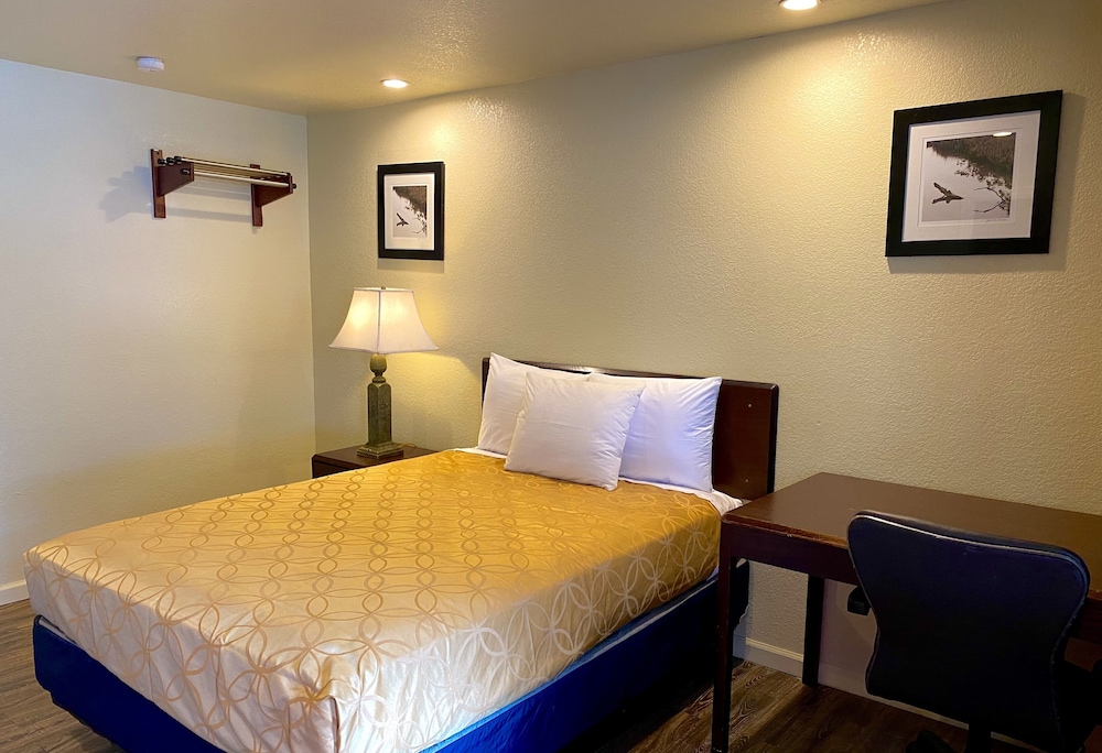 Standard Single Room, 1 Queen Bed (Non Smoking) photo 3