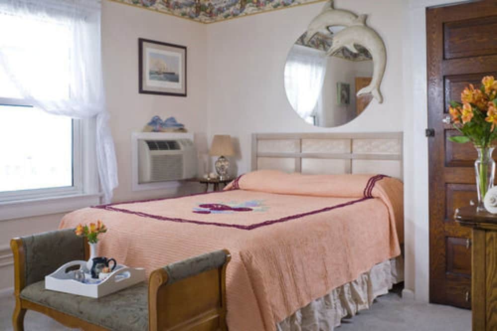 Room, Private Bathroom (Bayberry)