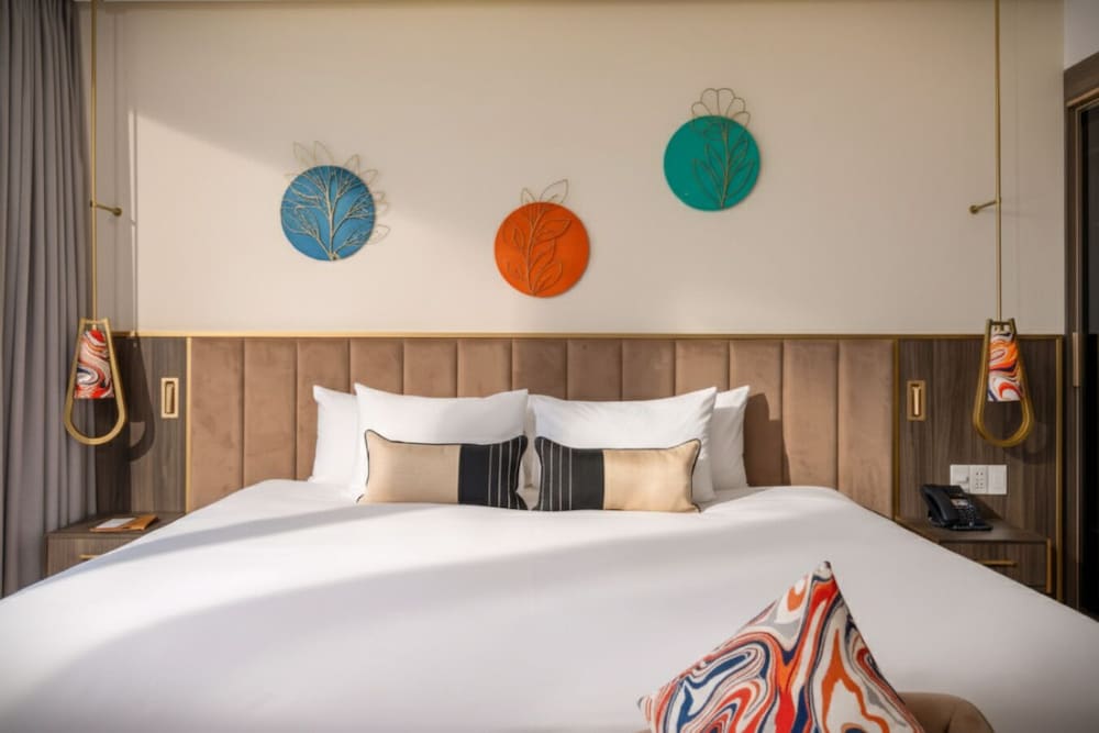Premium Room, 1 King Bed - Photo 4