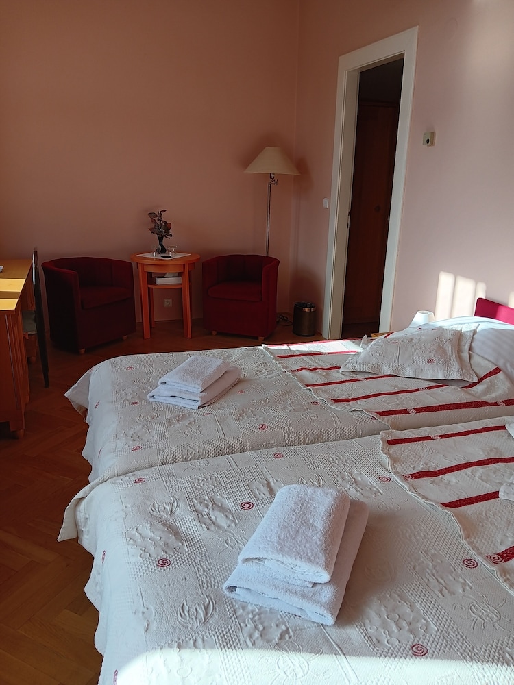 Gallery Double or Twin Room, City View photo 3