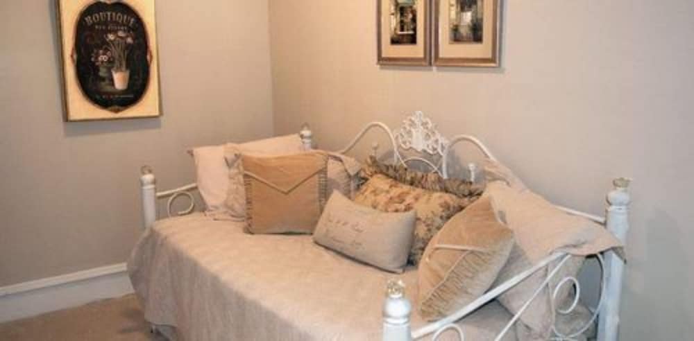 Luxury Studio Suite, Private Bathroom (Tranquility Suite - king bed) photo 3