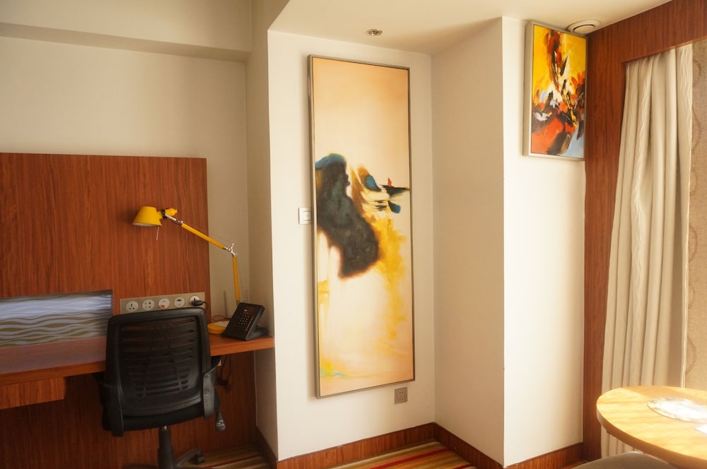 Premier Room, 1 King Bed, Executive Level - Photo 4