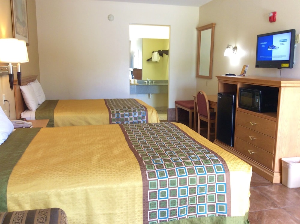 Deluxe Room, 2 Queen Beds, Smoking - Photo 7