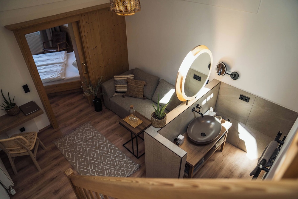 Hideaway Exclusive photo 1