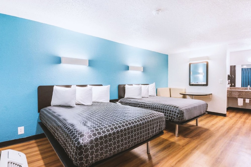 Comfort Room, 2 Queen Beds, Non Smoking, Kitchenette photo 1