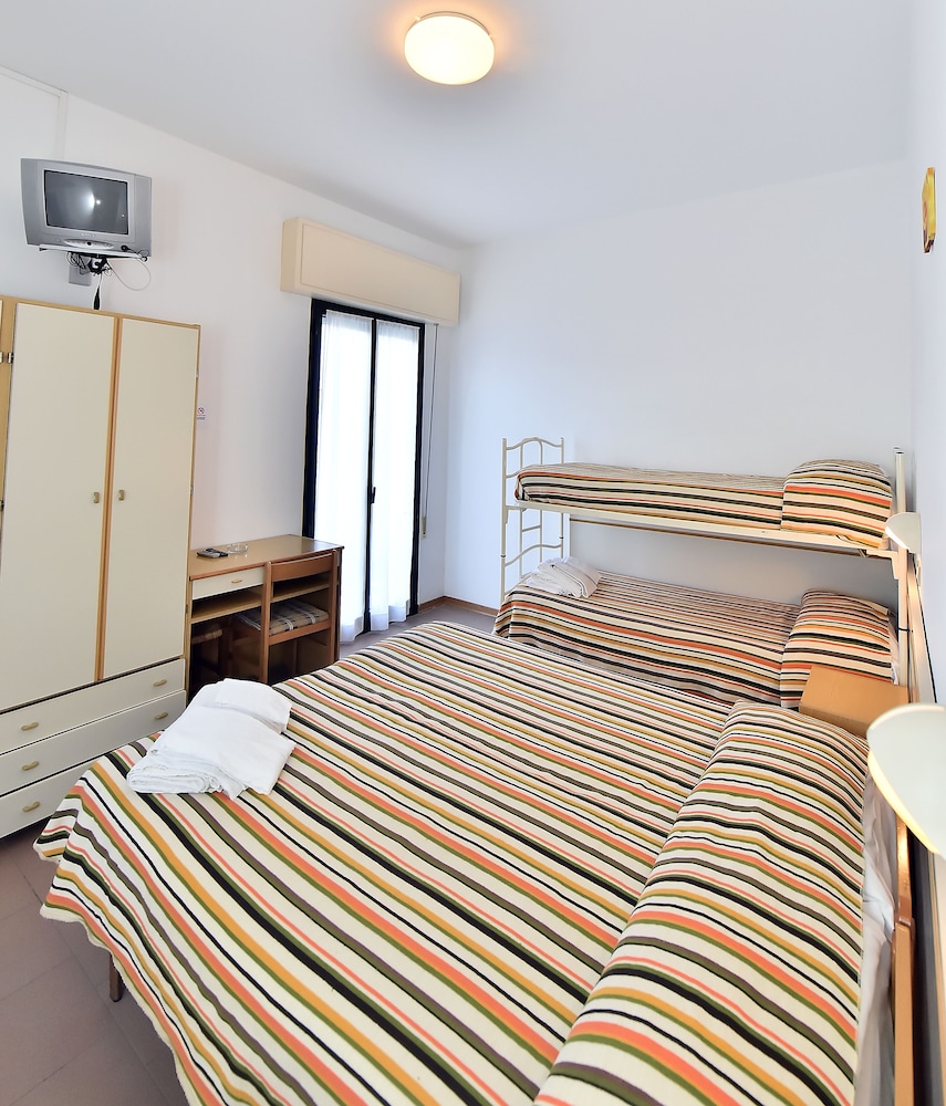 Basic Quadruple Room photo 2