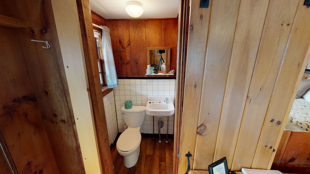 Economy Cottage, 1 King Bed (Cottage 12 or 14) photo 3