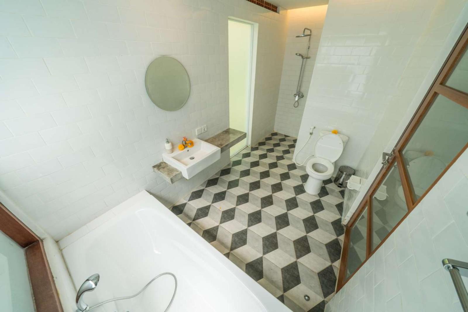 Deluxe Suite with Garden View - Photo 11