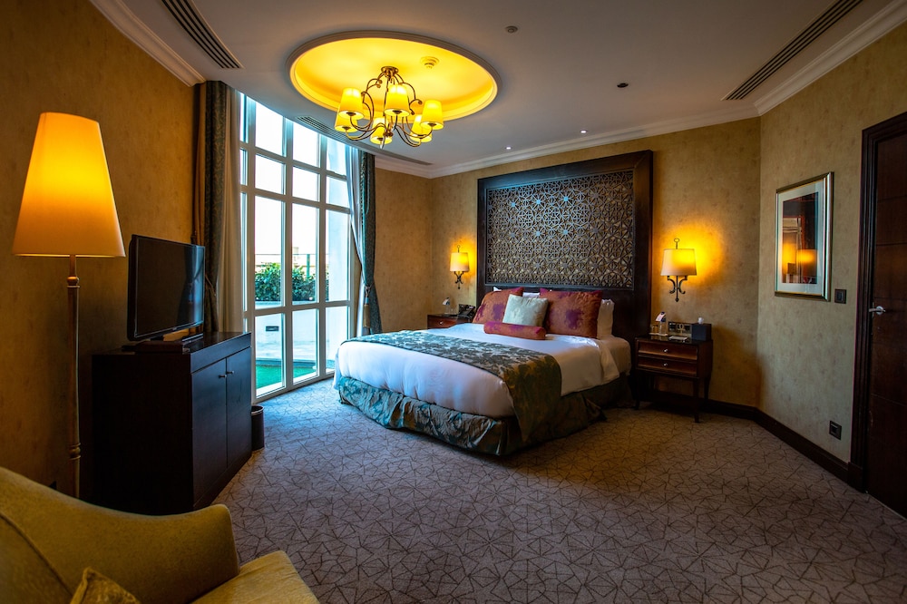 Junior Suite, 1 Bedroom, Club Lounge Access, City View (Maxim Suite) thumbnail 5
