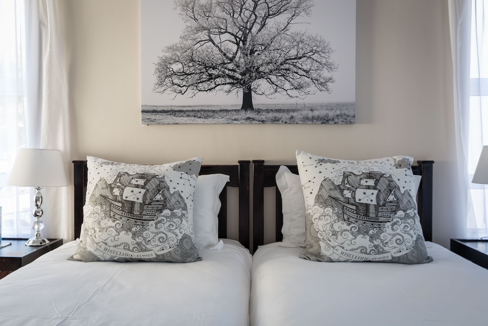 Comfort Room, 1 Bedroom (Pool Facing Twin) photo 3