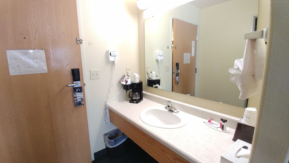 Standard Room, 2 Queen Beds, Non Smoking - Photo 10