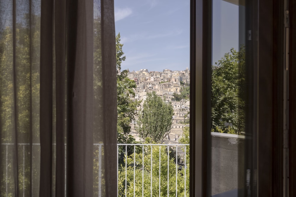 Deluxe Double or Twin Room, Garden View, Tower photo 1