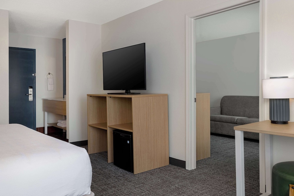 Suite, 1 King Bed - Photo 3