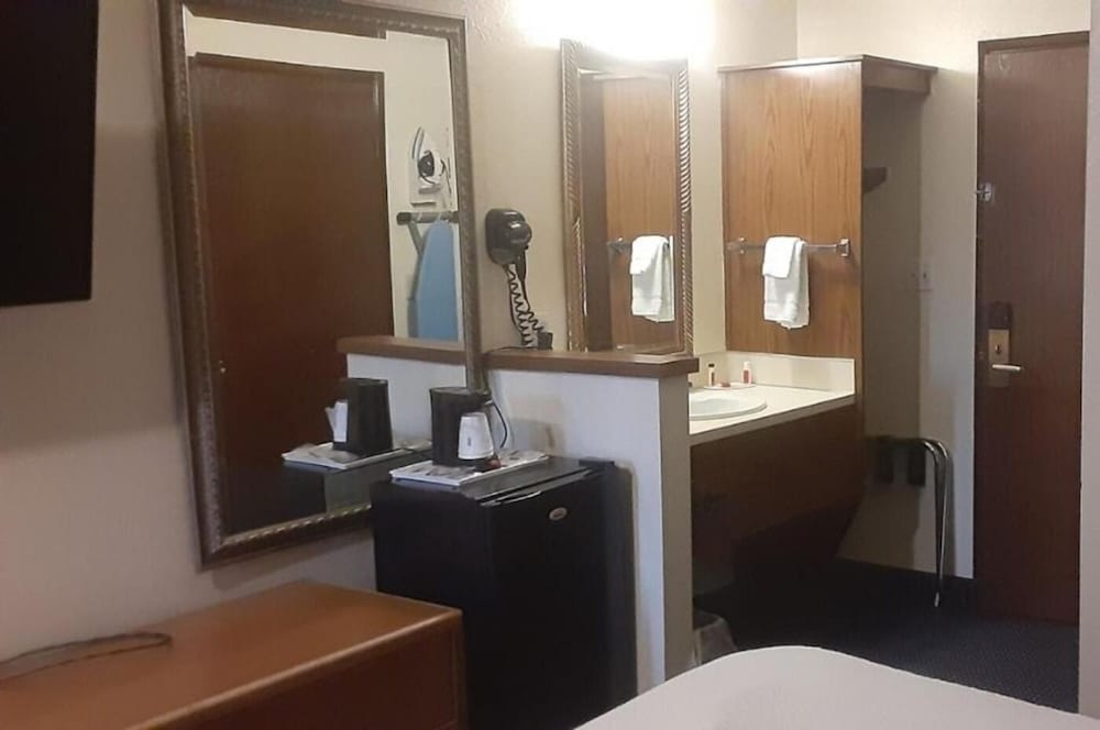 Room, 1 Queen Bed, Accessible, Non Smoking (Mobility Roll-In Shower) - Photo 6
