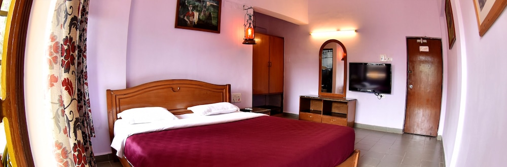 Economy Triple Room photo 2