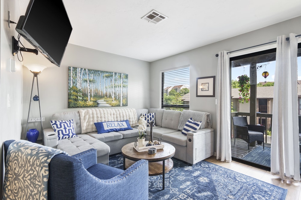 Condo, 1 Queen Bed with Sofa bed, Balcony, Golf View (Branson Sunny Daze)