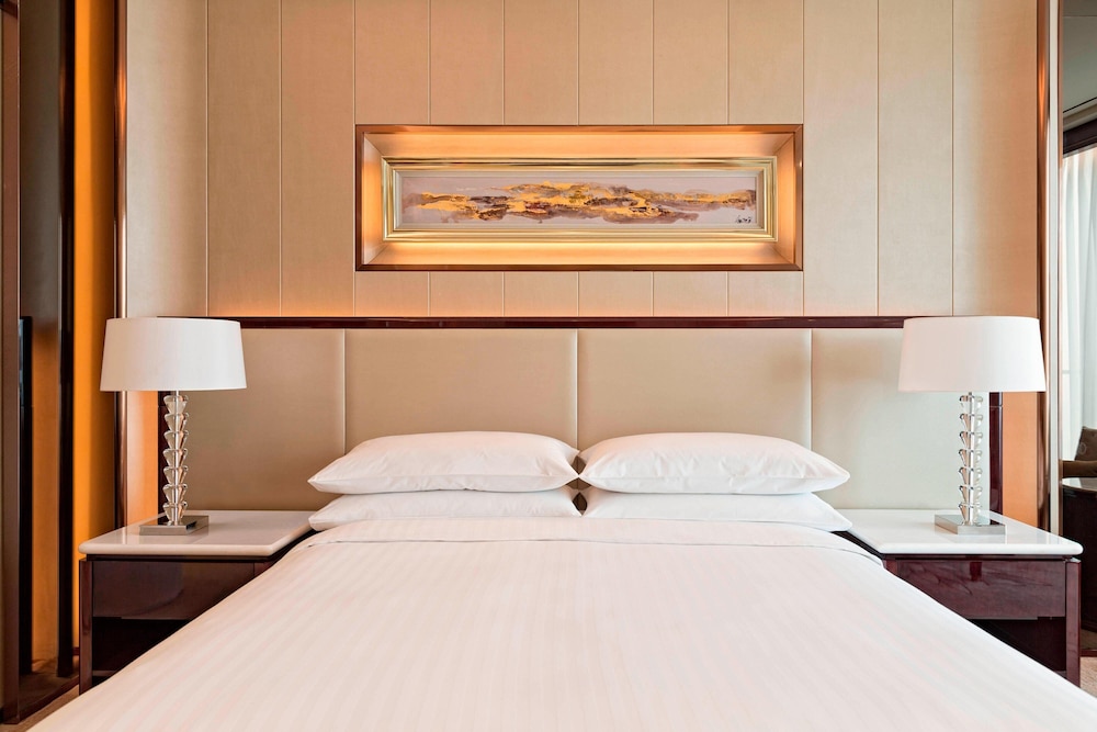 Deluxe Room, 1 King Bed, City View