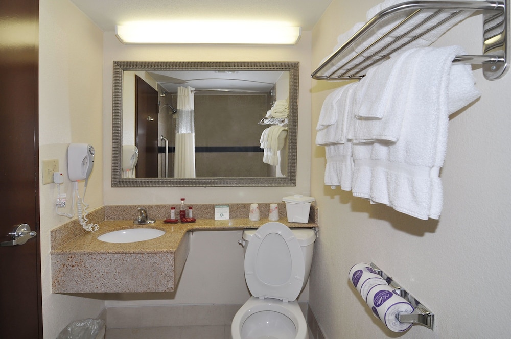 Standard Room, 2 Queen Beds - Photo 9