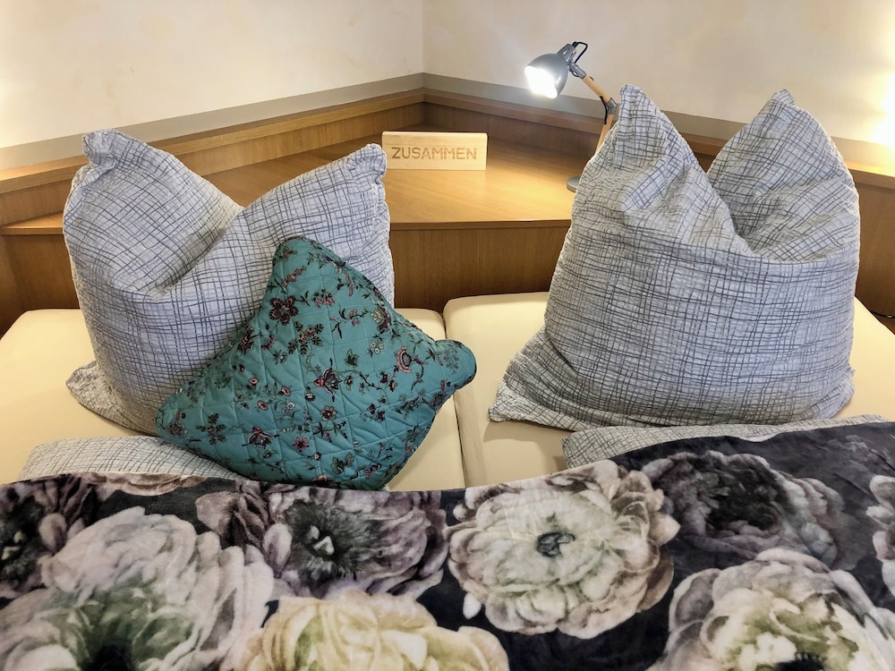 Classic Double Room, 1 Queen Bed, Mountain View photo 3