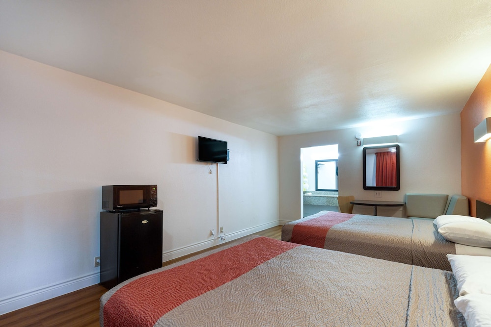 Deluxe Room, 2 Queen Beds, Non Smoking, Refrigerator & Microwave - Photo 4
