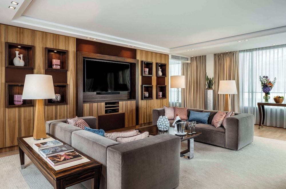 Signature Suite, Patio, City View - Photo 6