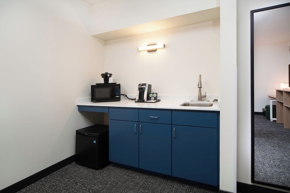 Suite, 2 Bedrooms, Non Smoking - Photo 2