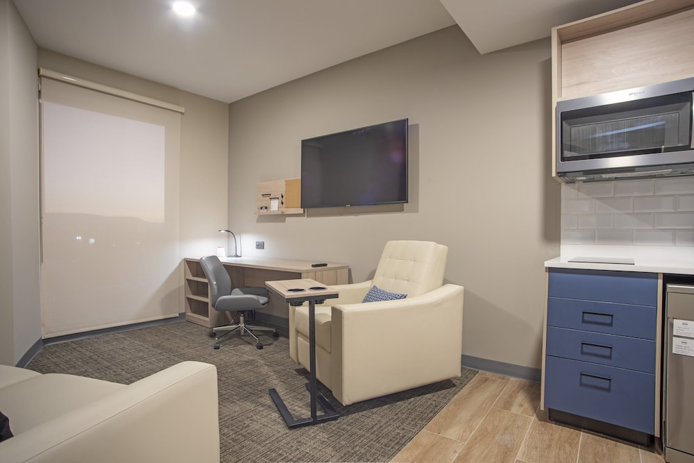 Suite, 1 Bedroom (Mall View)