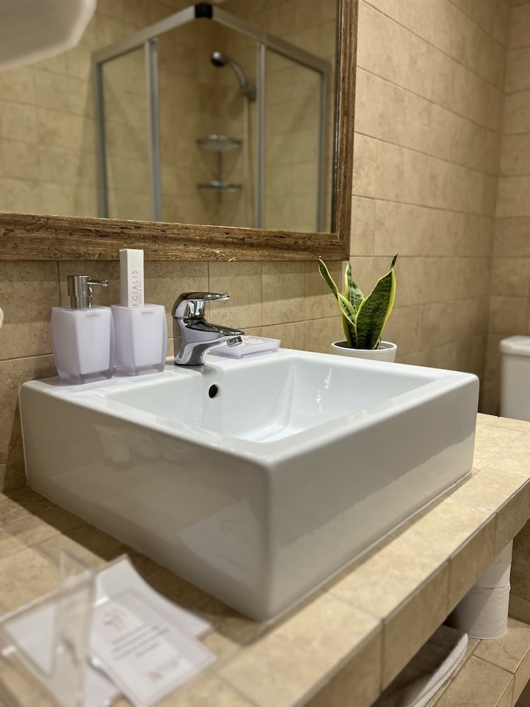 Deluxe with Deep Pool - Photo 7