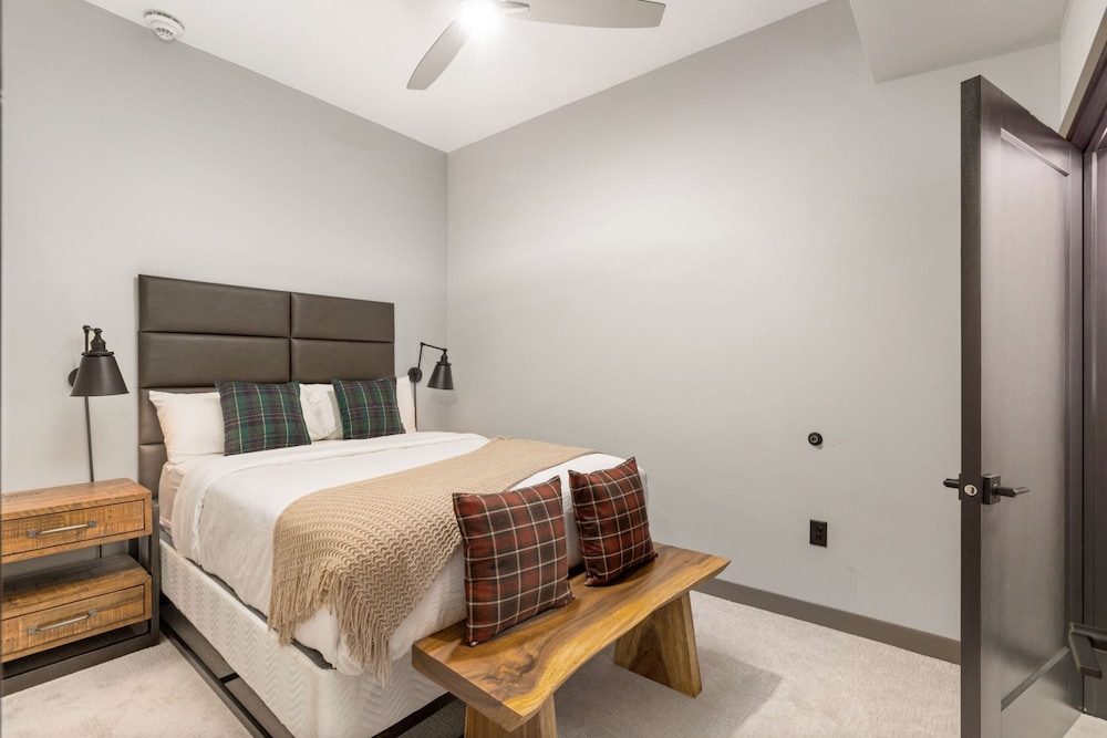 Suite, 2 Bedrooms, Mobility Accessible (Communications) - Photo 8
