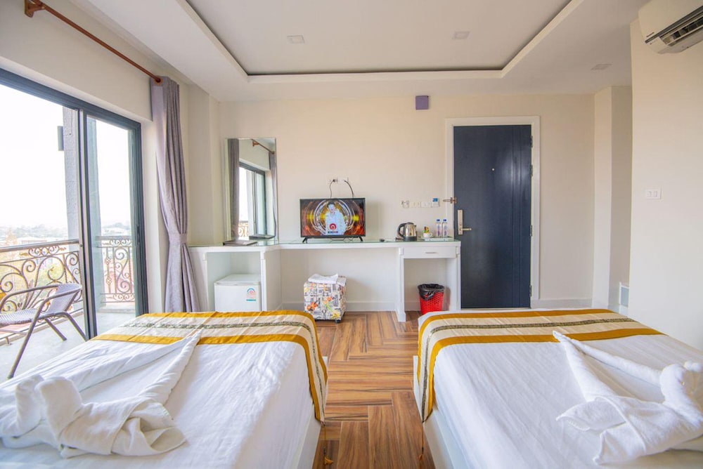 Superior Twin Room with Balcony - Photo 9