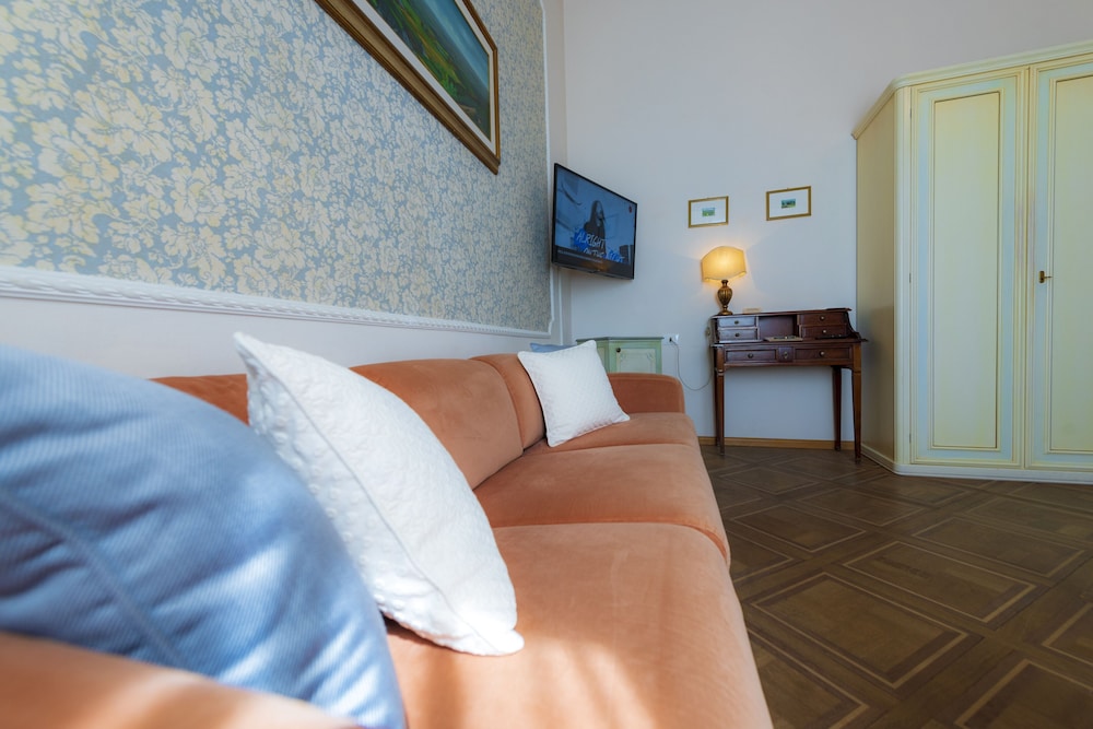 Deluxe Double Room (Sofa bed) - Photo 2