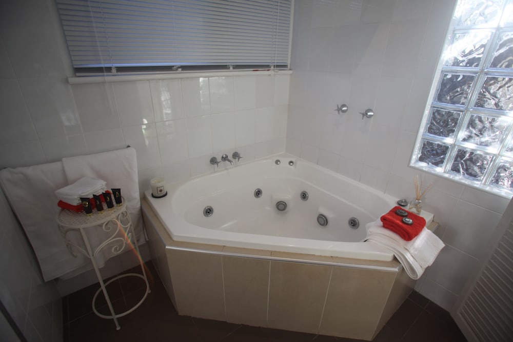 Garden - Cosy 1 Bed Apartment with Garden Patio and Water Views (Suitable for Short Stays) photo 3