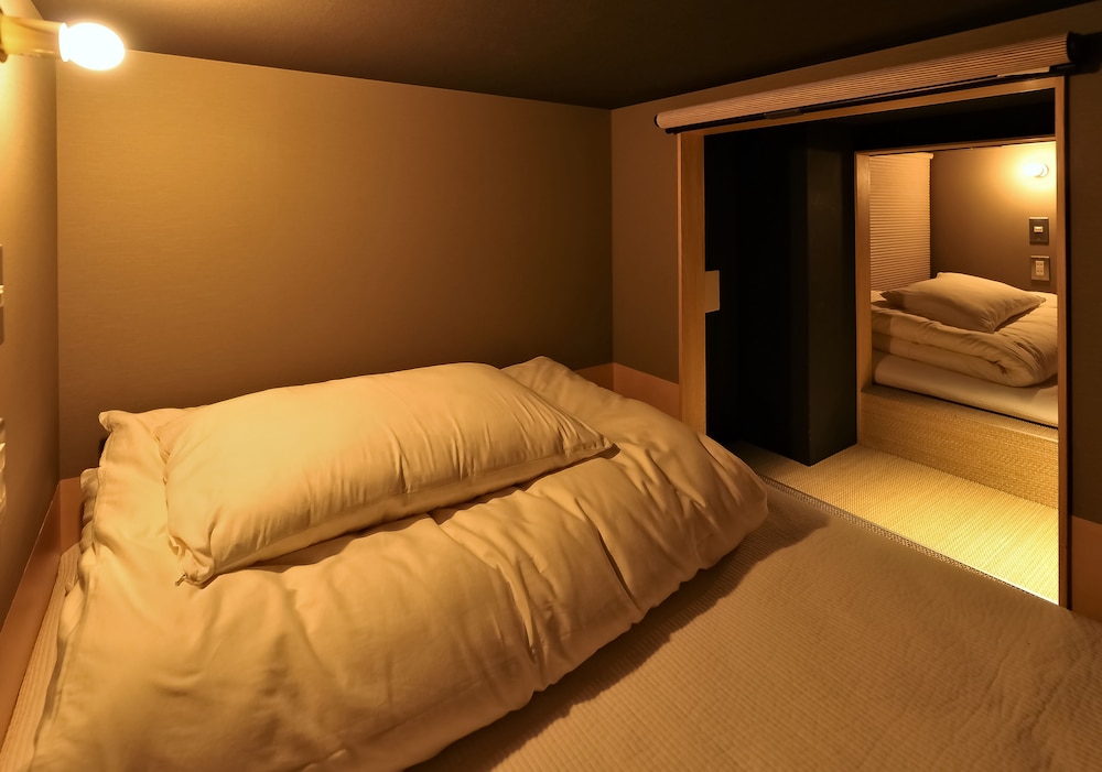 Entire floor with 8-bed photo 1