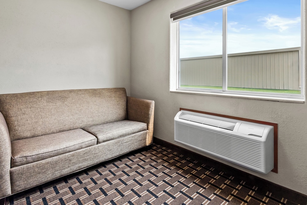 Deluxe Room, 1 King Bed, Non Smoking, Refrigerator & Microwave photo 3