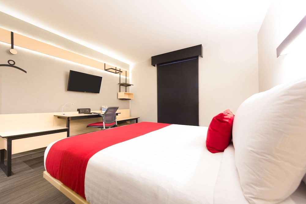 Standard Room, 1 Queen Bed, Non Smoking - Photo 1