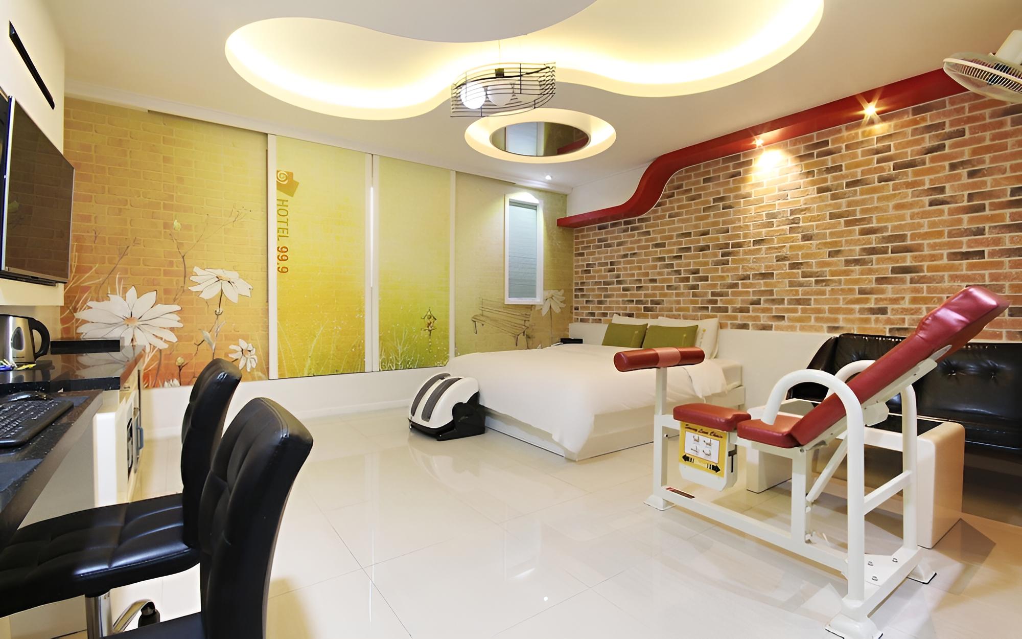 Room (Game Room)