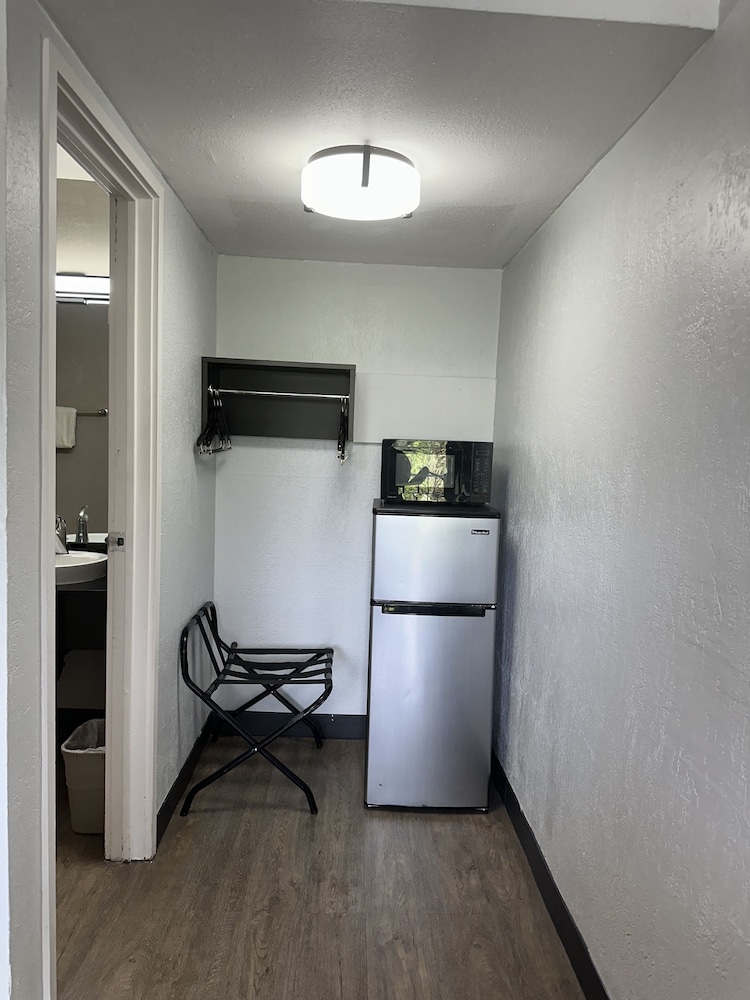 Premium Room, 1 Double Bed, Non Smoking, Refrigerator & Microwave - Photo 8