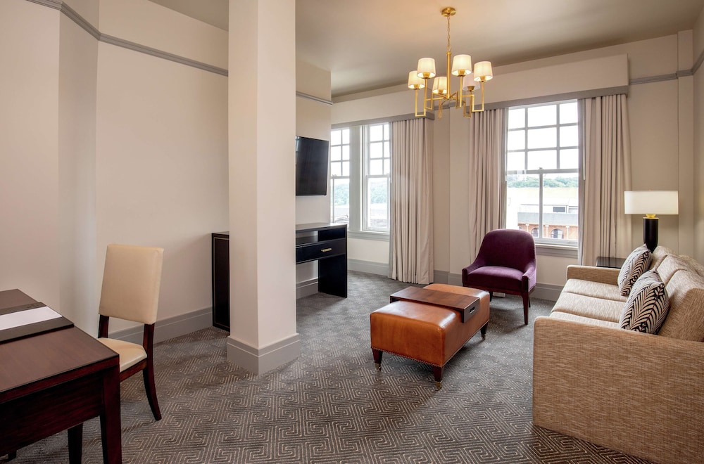 Suite, 1 King Bed, Accessible, Bathtub (Mobility & Hearing)