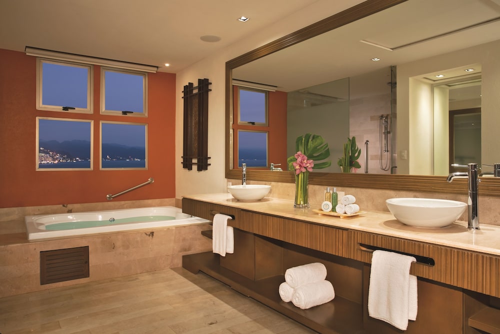 Preferred Club Master Suite Partial Ocean View