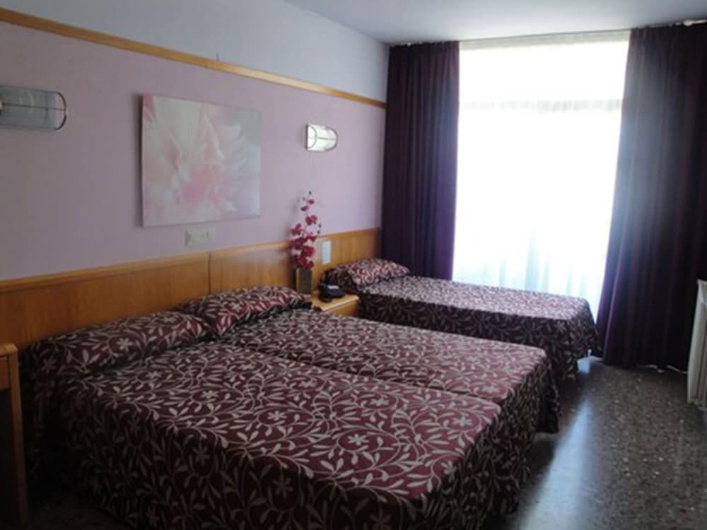 Standard Triple Room (with extra bed) - Photo 3